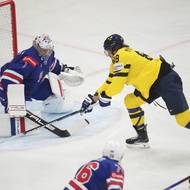 Hvězda švédského výběru William Nylander nedokázal překonat amerického brankáře Jeremyho Swaymana