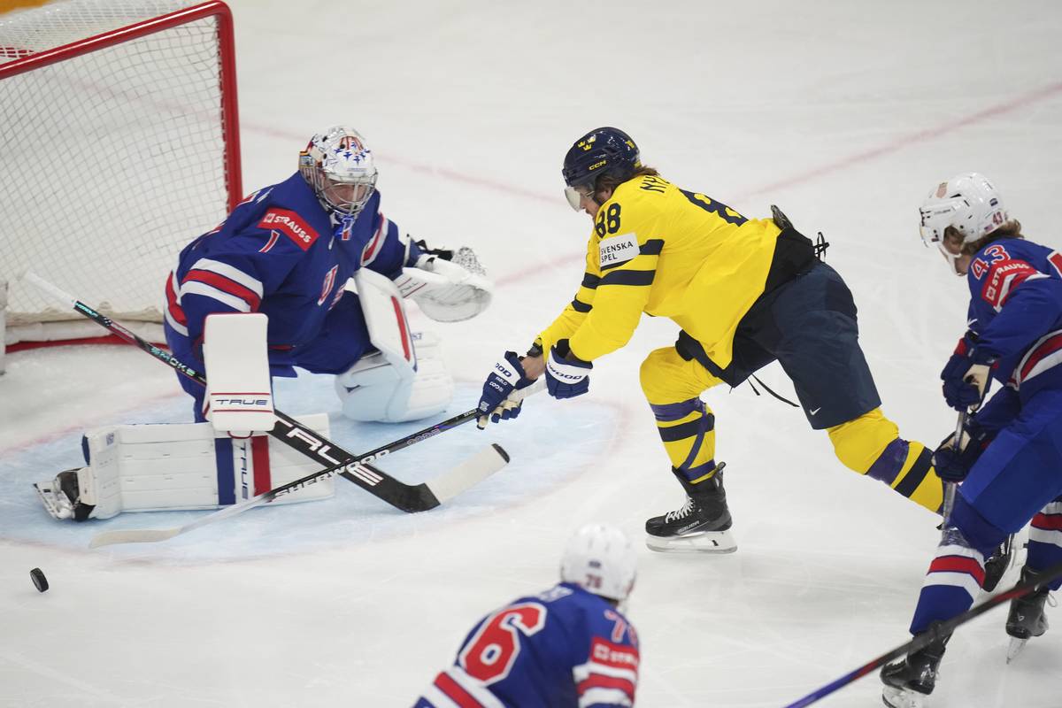 Hvězda švédského výběru William Nylander nedokázal překonat amerického brankáře Jeremyho Swaymana