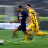 Achraf Hakimi ve sprinterském souboji s Alessandrem Bastonim.