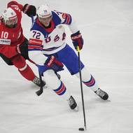 Švýcar Andres Ambühl se snaží obrat o puk Tage Thompsona.