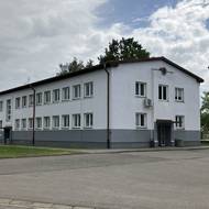 Místo pro novou halu v Českých Budějovicích. Sklady a administrativní budova jsou určeny ke zbourání.