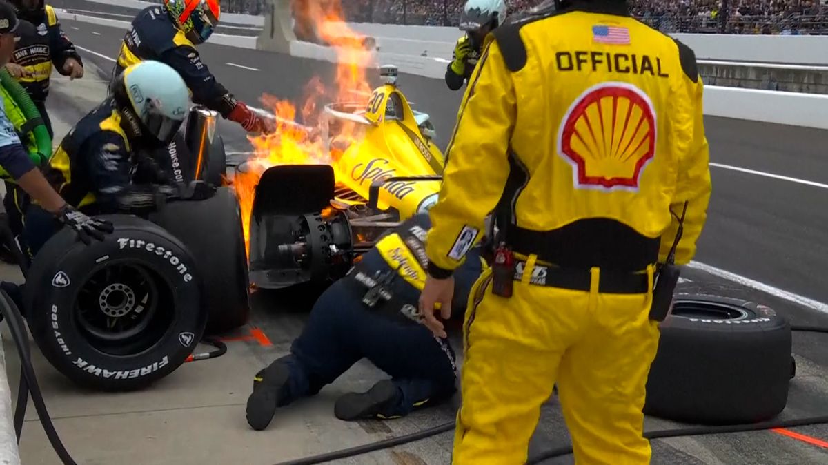 V Indianapolis srazil pilot členy svého týmu. Jinému jezdci vzplála formule