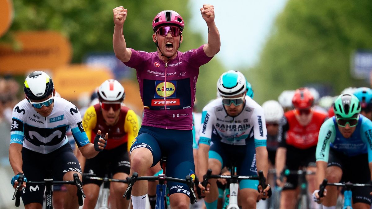Koza vyděsila peloton na Giru. Skvělý Vacek pak rozjel další vítězný spurt pro Pedersena