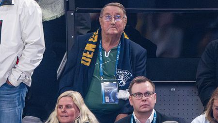 Už moc nechodí, potřebuje invalidní vozík. Nemocné trenérské legendě se na MS bouřlivě aplaudovalo