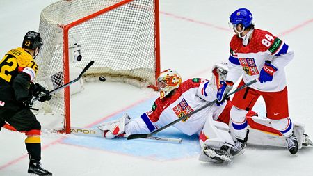 HOKEJ ONLINE: Pastrňák udeřil! Češi pak přežili obrovskou šanci Němců