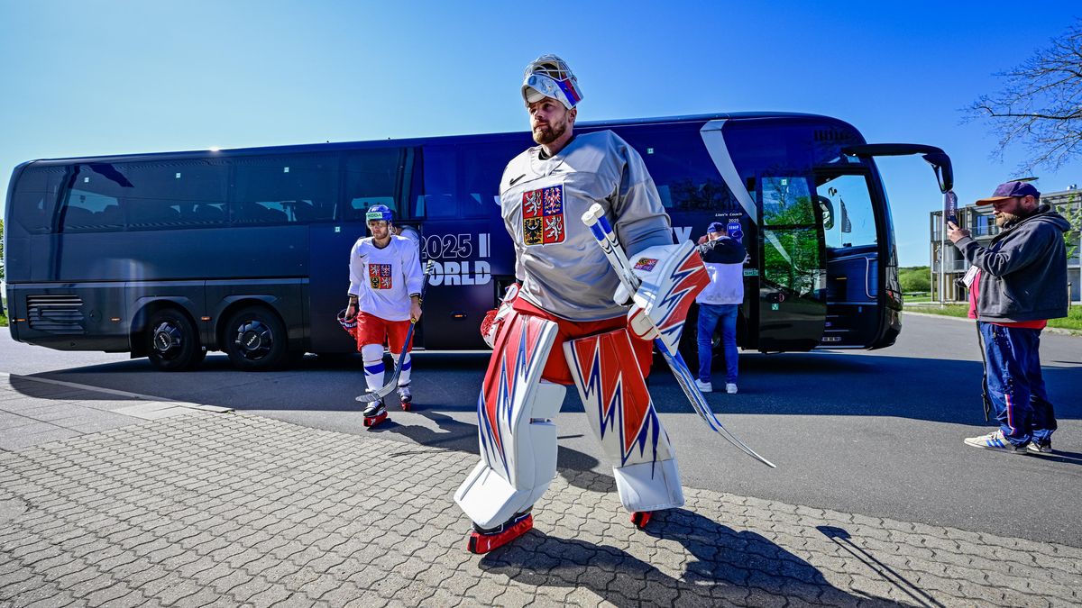 V plné zbroji do autobusu! Dánové ale na přesuny hokejistů nasadili nevhodné vozy