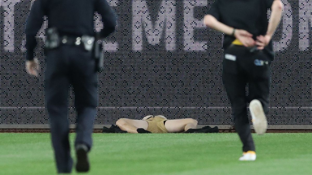 Hororové chvíle v Pittsburghu. Fanoušek spadl z šesti metrů, pád zachytilo video