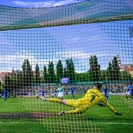 Josef Jindřišek z Bohemians střílí gól z penalty. Vpravo je brankář Ivan Krajčírik z Liberce.