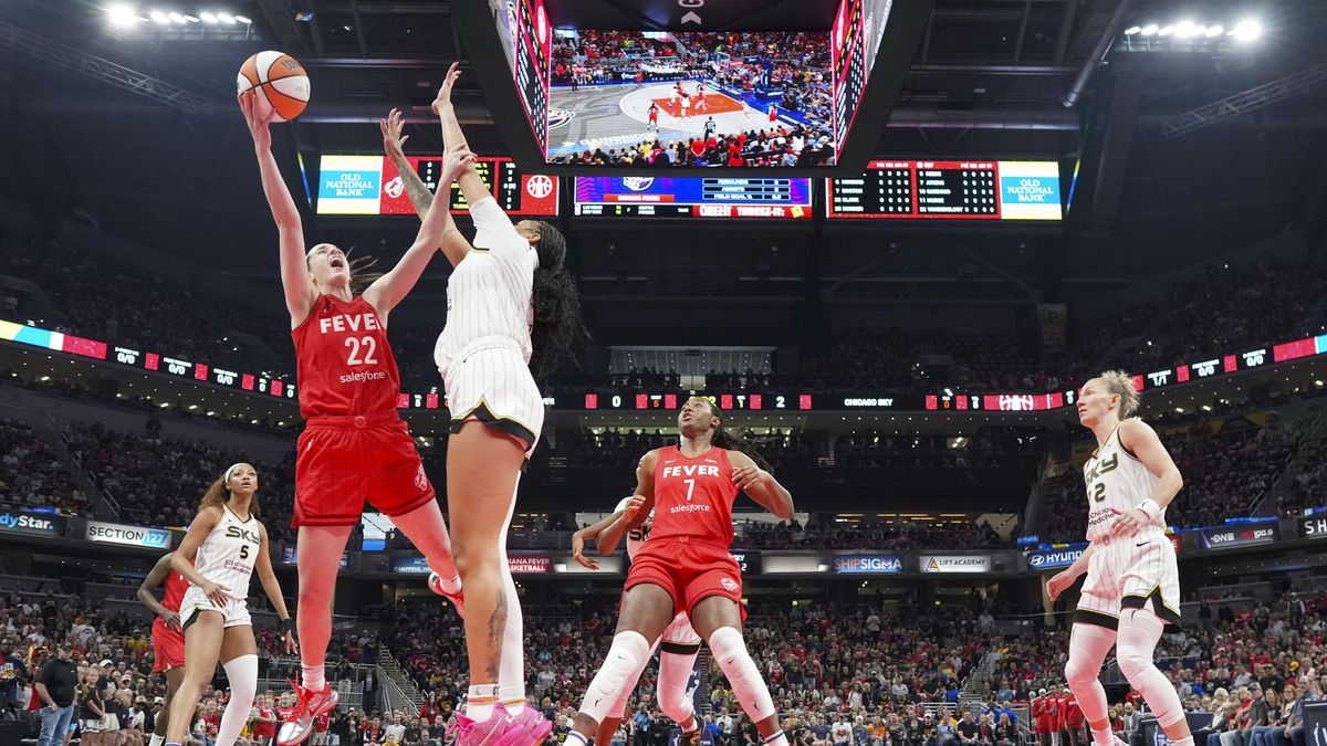 Clarková začala sezonu WNBA triple doublem, Bonnerová zápisem do historie