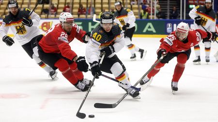 HOKEJ ONLINE: Němci se Švýcary bojují o čelo české skupiny. Finové drtí Slovince