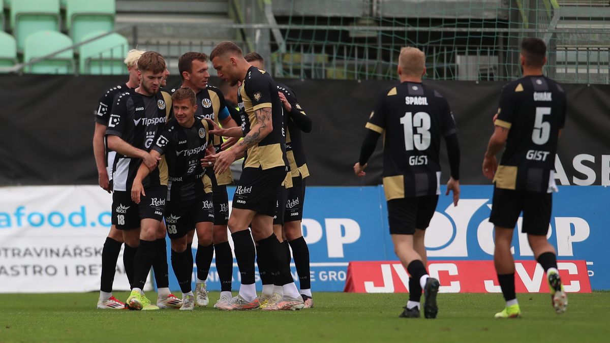 Hradec deklasoval Karvinou, zářil Vlkanova