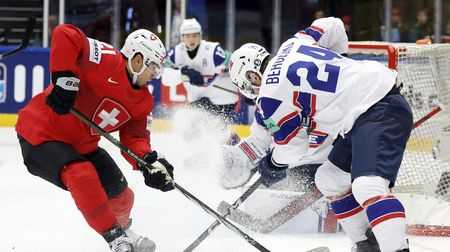 HOKEJ ONLINE: Švýcarsko rychle využilo první přesilovku, Švédsko marně buší na slovinská vrata. Dánsko nasázelo Maďarům osm gólů 