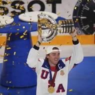 Americký kapitán  Clayton Keller s trofejí pro mistry světa