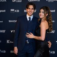 Tomáš Cibulka s partnerkou během slavnostního vyhlášení Hokejista sezony 2025, dne 5. května 2025 v Praze.