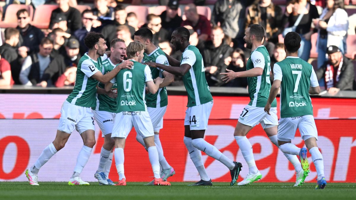 Utišená Letná sledovala demolici Sparty