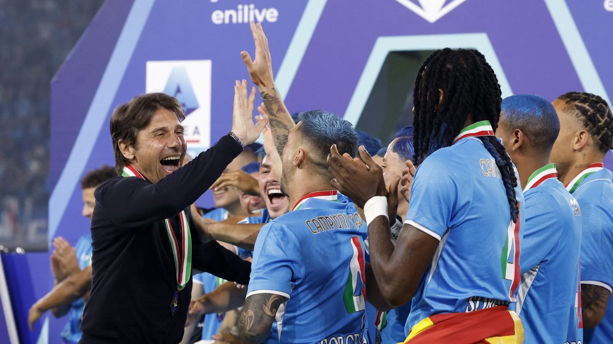 Nejtěžší výzva v kariéře, tlak na nás byl šílený, řekl Conte po titulu Neapole
