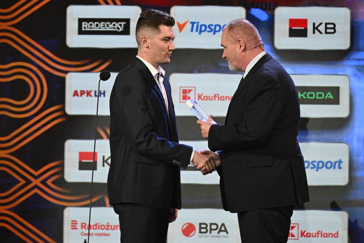 Brankář Komety Brno Michal Postava vyhrál Cenu deníku Právo během slavnostního vyhlášení Hokejista sezony 2025, dne 5. května 2025 v Praze.