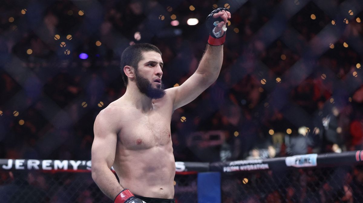 Třesk v UFC. Šampion se vzdal titulu, oznámeny byly další mega bitvy