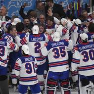 Tým USA se raduje ze zisku zlatých medailí. Dočkal se po dlouhých 65 letech.