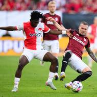 David Moses ze Slavie a Lukáš Haraslín ze Sparty v souboji o míč