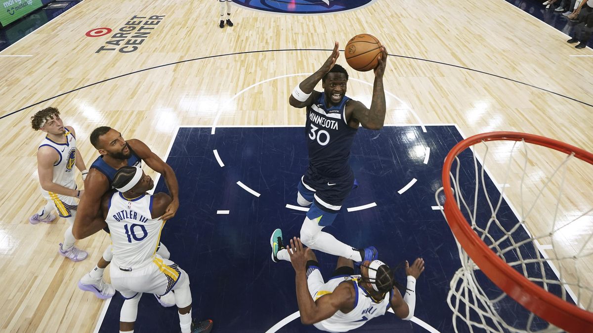 Minnesota využila absence Curryho a srovnala sérii