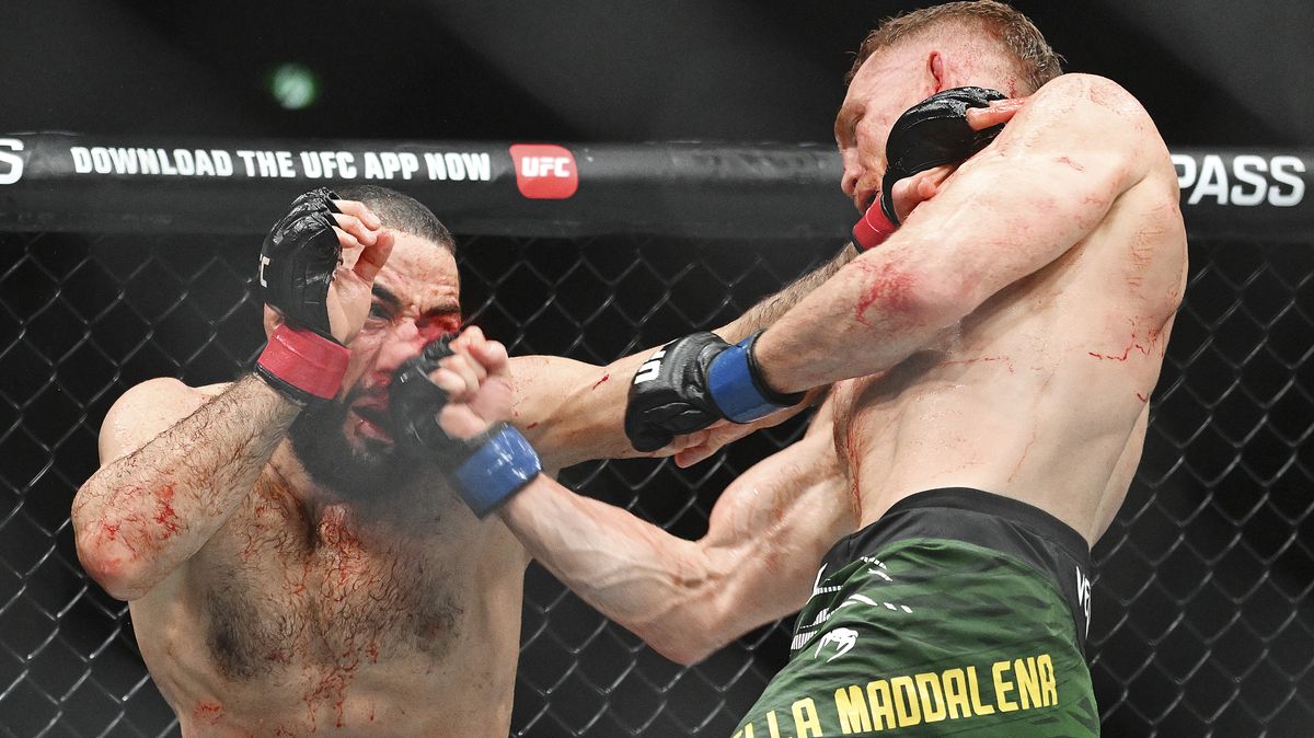UFC má nového šampiona, gratuluje i Procházka. Legenda oznámila konec