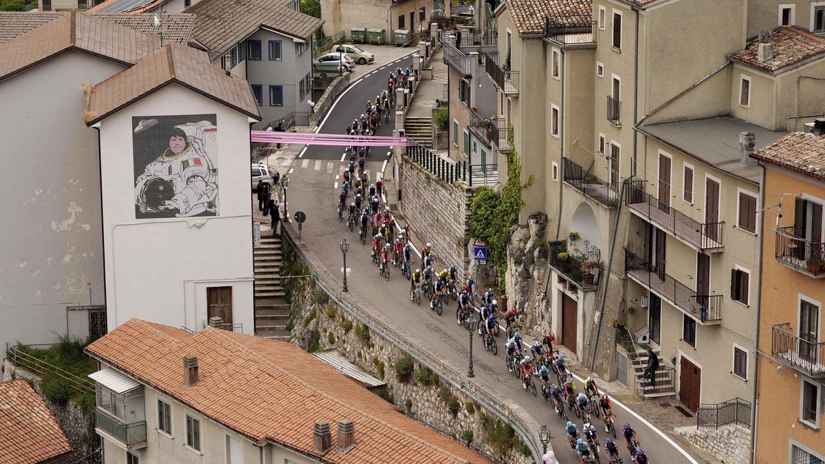 Skandál na Giru. Demonstranti ovlivnili dojezd v Neapoli, cyklisty zastavili stuhou
