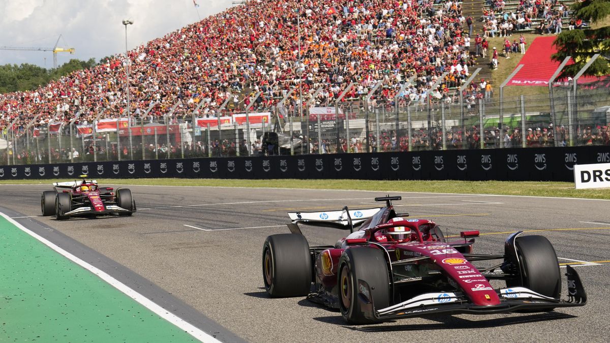 V domácím prostředí stoupali piloti Ferrari pořadím. Fanoušci byli jako červené moře, žasnul Hamilton