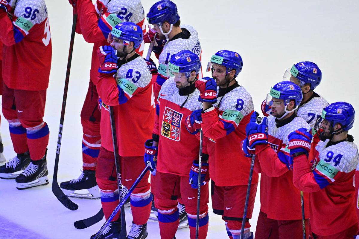 Zklamaní čeští hokejisté po první porážce na turnaji a pádu na třetí místo ve skupině