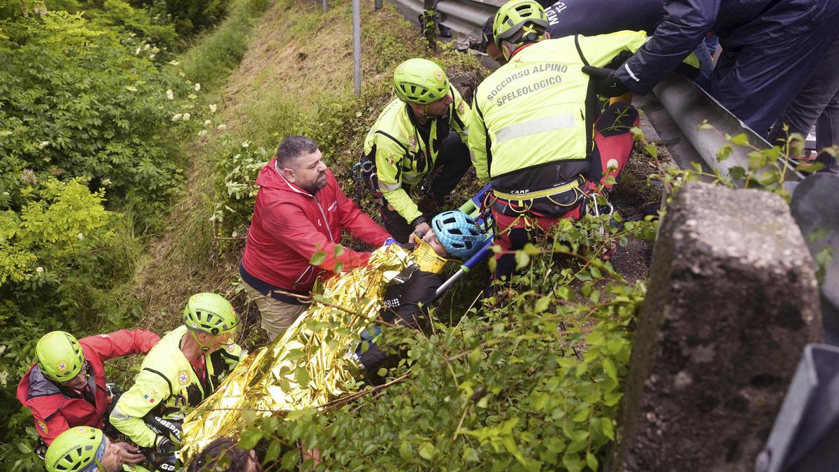 Hrozivý pád. Italského cyklistu na Giru museli záchranáři vytahovat z hluboké rokle