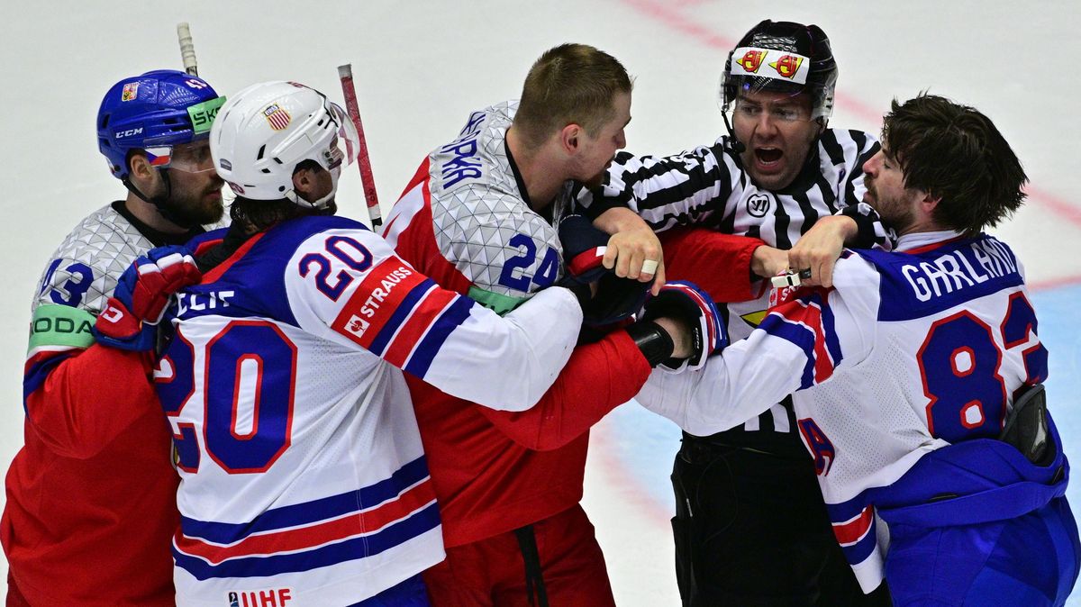 Klapka držel pod krkem Američana, diváci bouřili. Vyskakoval si, v NHL bych shodil rukavice