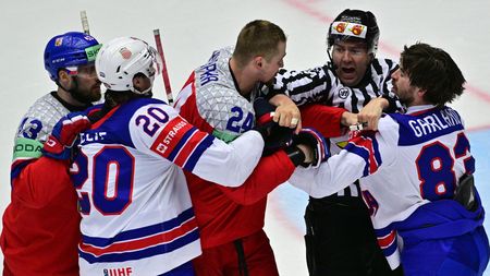Klapka držel pod krkem Američana, diváci bouřili. Vyskakoval si, v NHL bych shodil rukavice