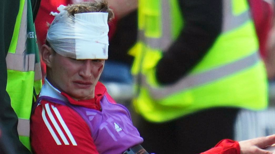 Nepochopitelné zranění. Fanoušek trefil svého hráče sedačkou do obličeje