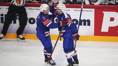 HOKEJ ONLINE: Američané v přesilovce otáčí zápas. Švýcaři deklasují Rakousko