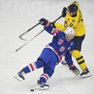 Švéd Mikael Backlund v souboji o puk se Zachem Werenskim 