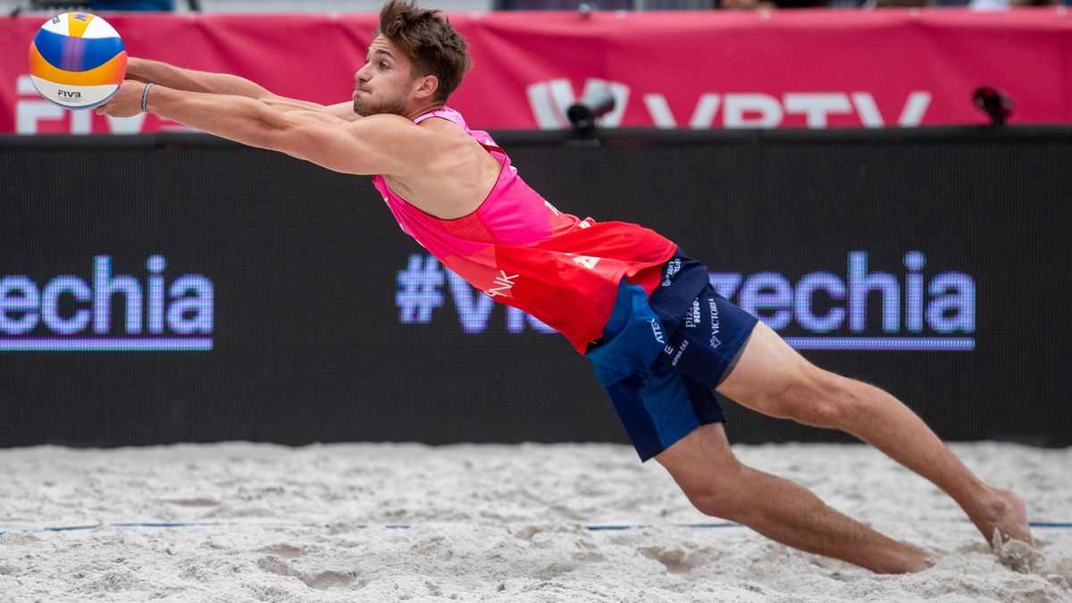 Plážoví volejbalisté Džavoronok s Trousilem postoupili do předkola play off