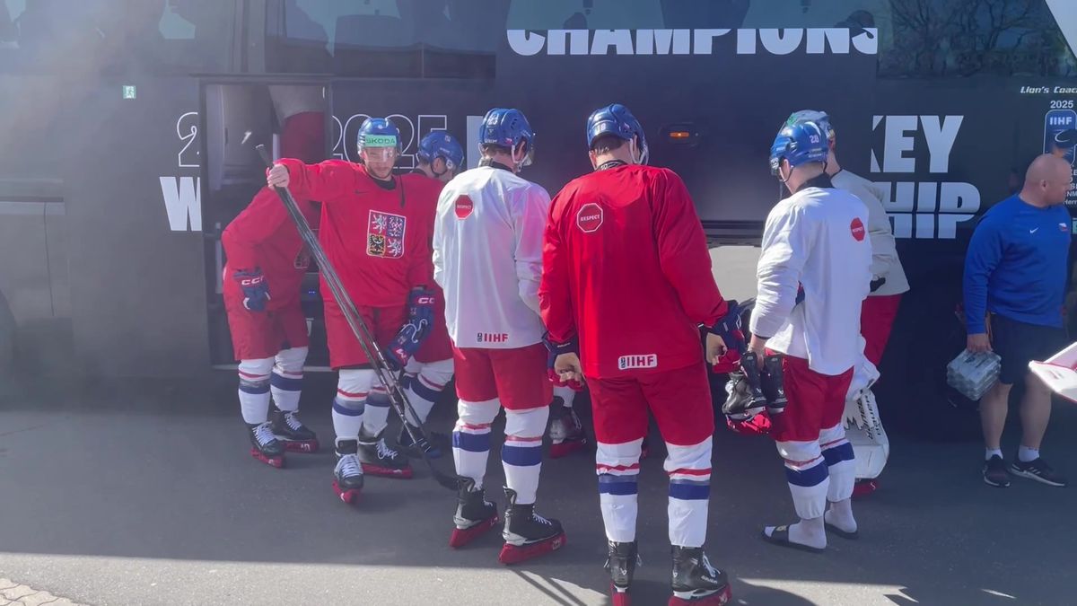 Ve výstroji do autobusu a přesun! Reprezentace už trénovala v Dánsku, Nečas ještě zůstává v Coloradu