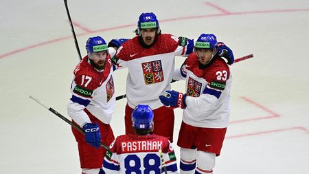 HOKEJ ONLINE: Češi se na úvod MS pokouší o obrat, Pastrňák zahodil trestné střílení