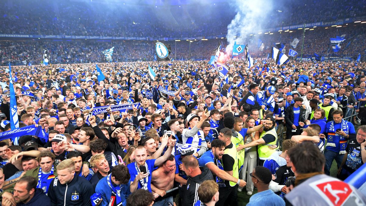 Divoké oslavy v Hamburku. Zlomilo se břevno, jeden fanoušek je v ohrožení života