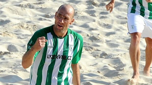 Jan Koller míří pod vysokou síť. V Ostravě bude hrát plážový volejbal