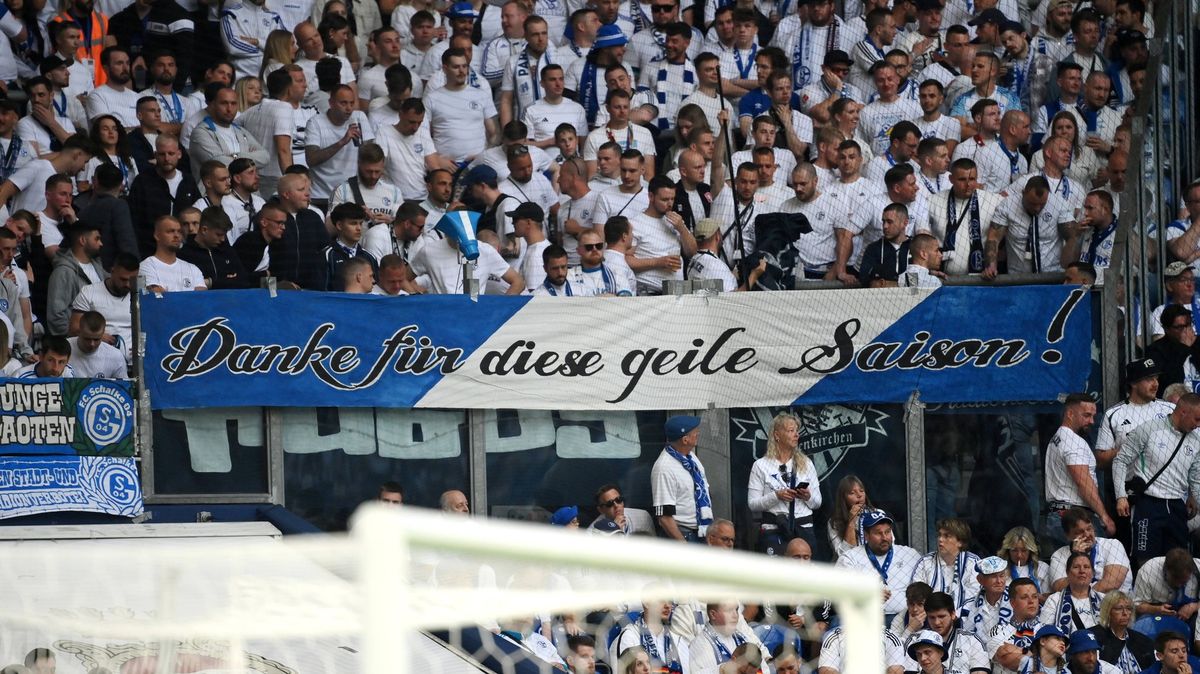 Díky za úžasnou sezonu. Fanoušci Schalke se po nejhorším umístění v historii klubu vysmívali vlastním hráčům