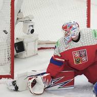 Český brankář Karel Vejmelka inkasuje v duelu se Švédskem.