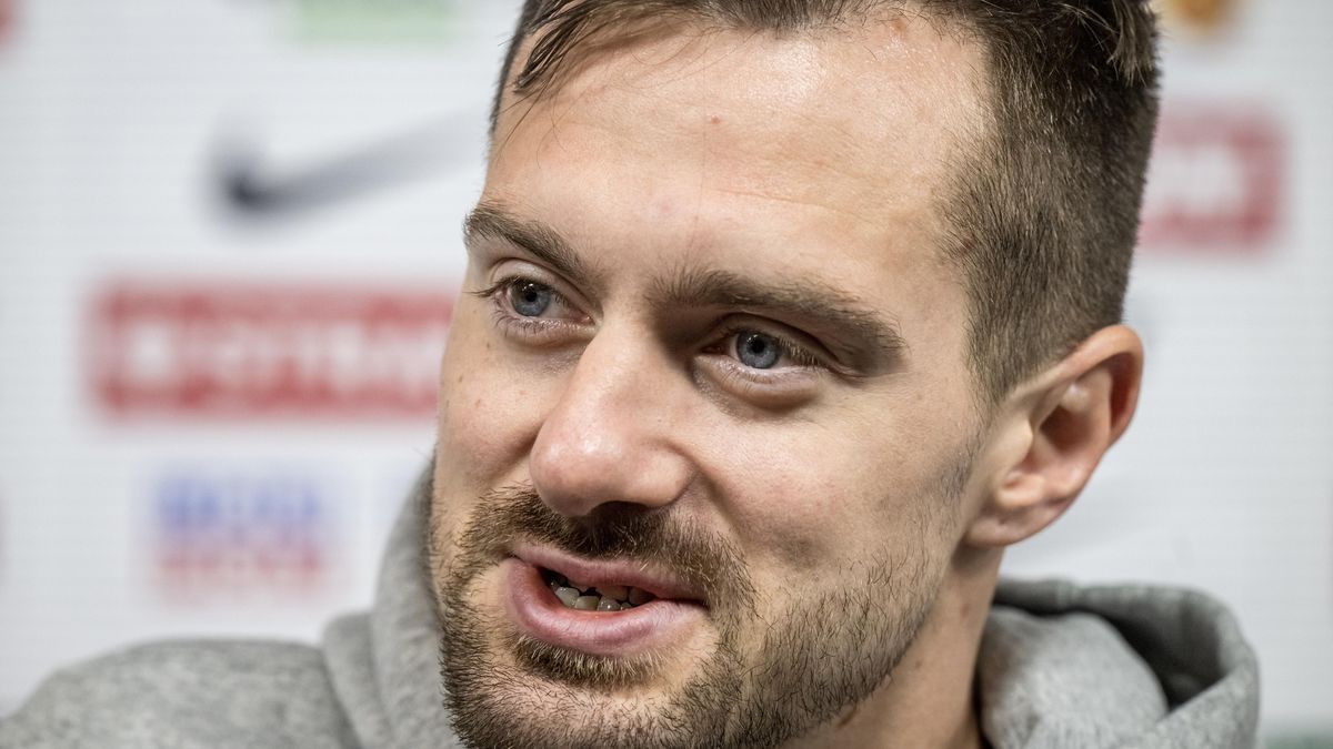 Flek odpovídá Nedomanskému, co se mu honí hlavou při nájezdu. Pastrňákovi si nedovolí radit