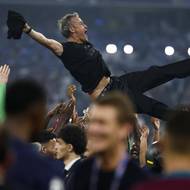 Luis Enrique nad hlavami vlastních hráčů.