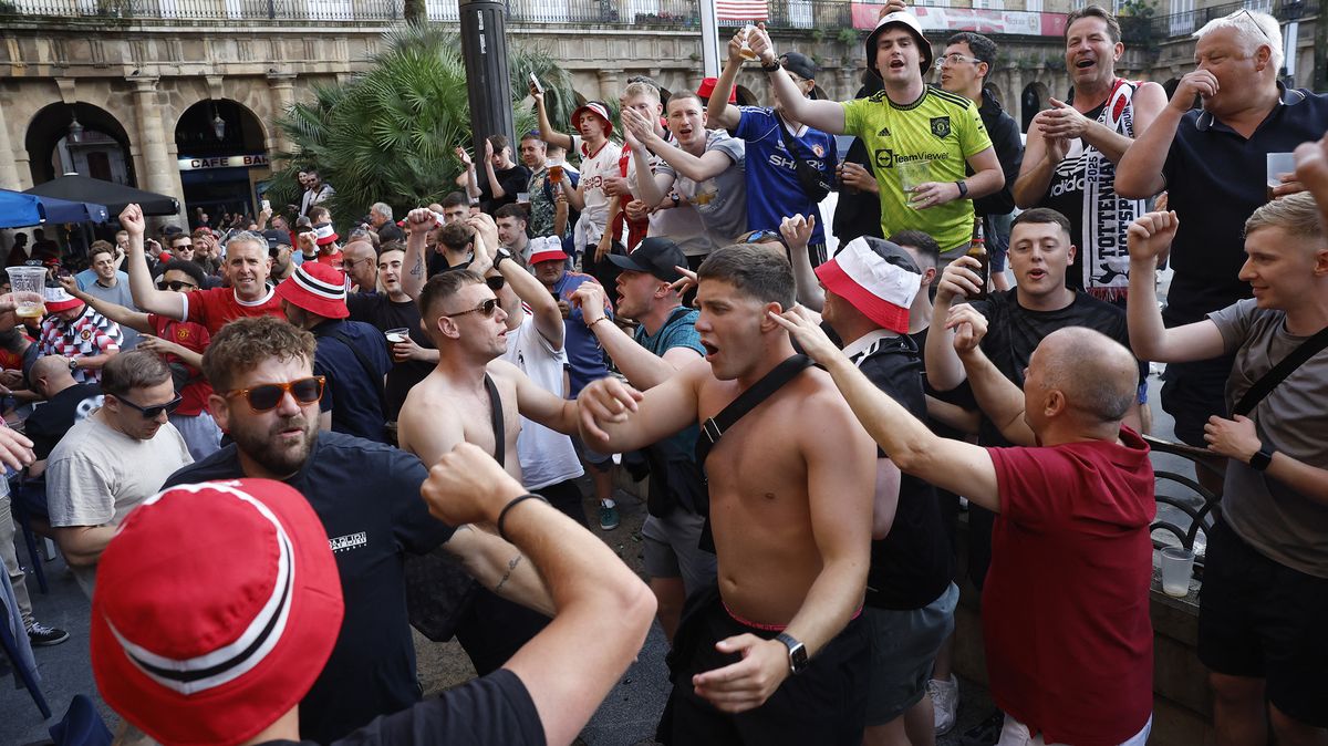 Šílené záběry. Angličtí fanoušci rozpoutali před finále Evropské ligy hromadnou bitku