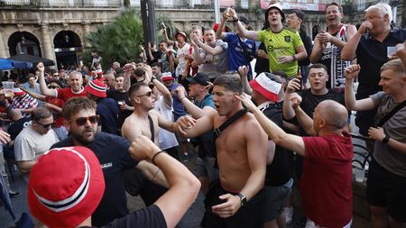 Šílené záběry. Angličtí fanoušci rozpoutali před finále Evropské ligy hromadnou bitku
