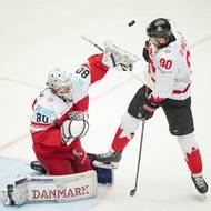 Kanaďan Ryan O'Reilly před brankářem Dánska Frederikem Dichowem