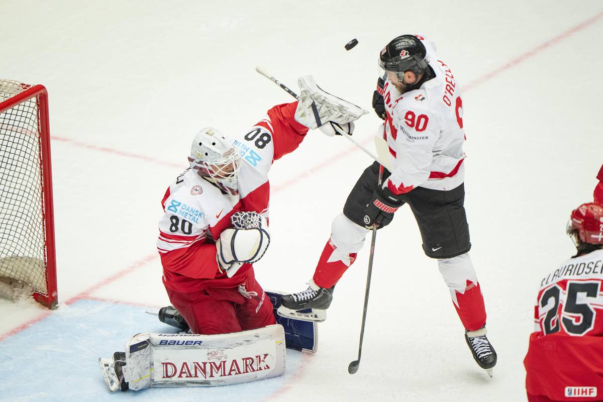 Kanaďan Ryan O'Reilly před brankářem Dánska Frederikem Dichowem