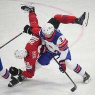 Švýcar Timo Meier se po srážce s Jacksonem Lacombem proletěl vzduchem.