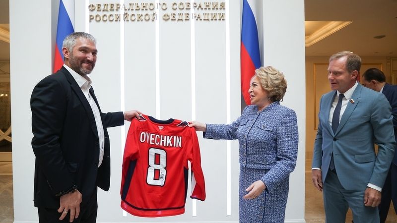 Ovečkin předal dres vlivné ruské političce. Hašek se kvůli tomu ostře opřel do NHL